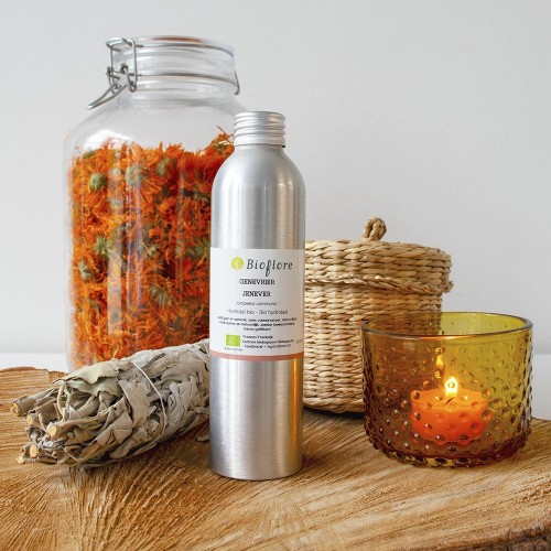 L'hydrolat genévrier bio pour les peaux grasses et les cheveux gras