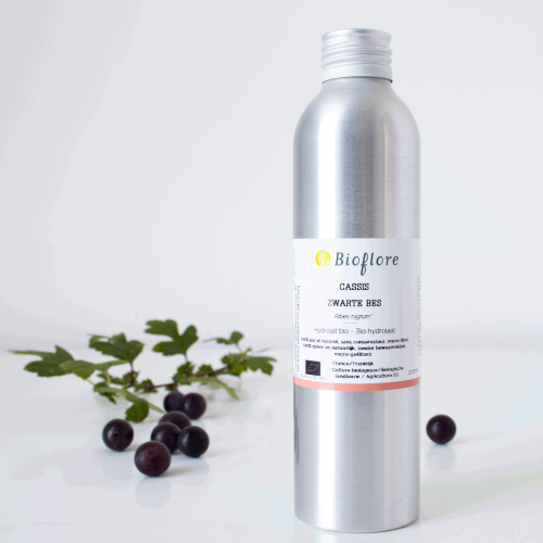Organic blackcurrant hydrosol, a fruity and gourmand tonic note