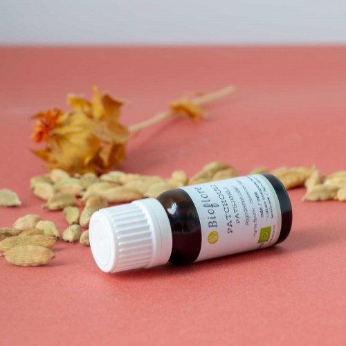 Essentiële olie van bio Patchouli werkt ontzwellend voor zware benen