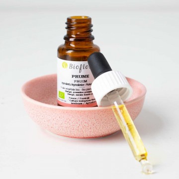 Organic plum vegetable oil, radiance and nutrition for dry skin Organic plum vegetable oil, radiance and nutrition for dry skin