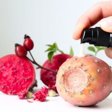 Oogcontourcrème met korenbloem en cactusvijg. Tegen wallen, donkere kringen en hydraterend.