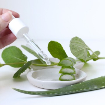 Sérum bio hydratant à l’acide hyaluronique & à la menthe verte Sérum bio hydratant à l’acide hyaluronique & à la menthe verte