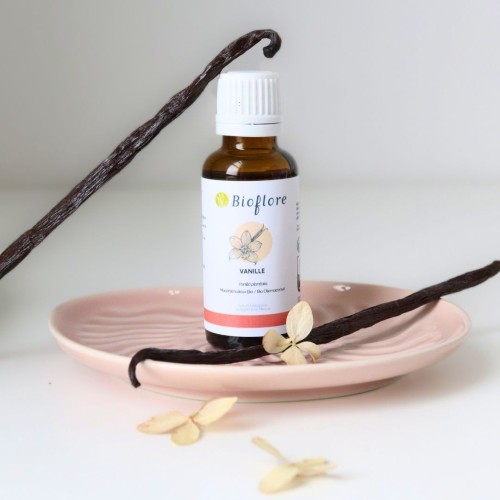 Organic vanilla oil macerate, perfumes and smoothes the skin