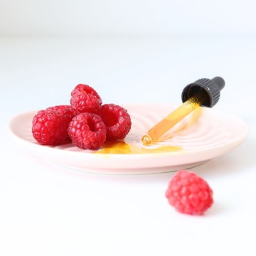 Organic raspberry vegetable oil CO2 extract anti-ageing and healthy glow