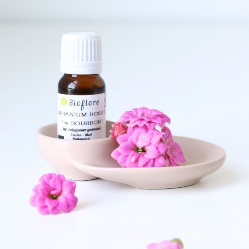 Essentiële olie van roosgeranium herstelt de huid