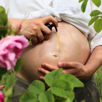 Anti-stretch mark skincare oil with organic plant oils – for supple skin during pregnancy