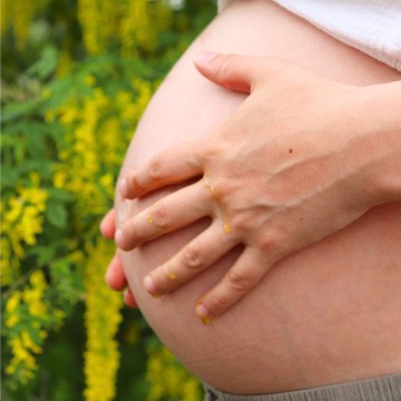 Anti-stretch mark skincare oil with organic plant oils – for supple skin during pregnancy