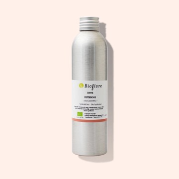 Our organic Cistus hydrosol to firm and smooth the skin