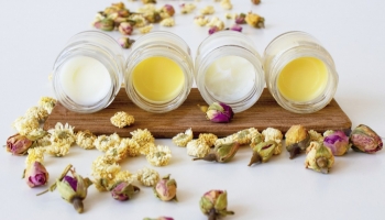 Solid perfume with essential oils to do at home