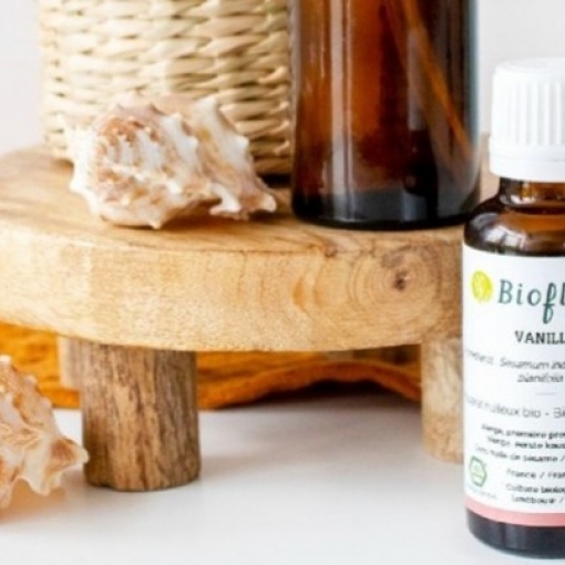 Vanilla-scented sun preparation oil