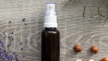 Ontschminker met olie en hydrolaat