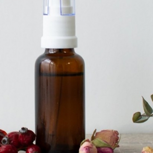 Regenerating and smoothing face oil with rose and rosehip - our recipe